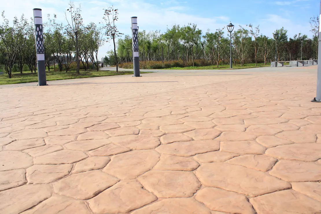 Zona de relajación de una institución educativa con pisos de concreto estampado en Huesca.