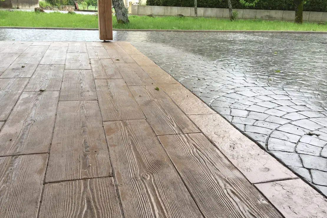 Concreto estampado con apariencia de madera en la zona posterior de una vivienda en Huesca.